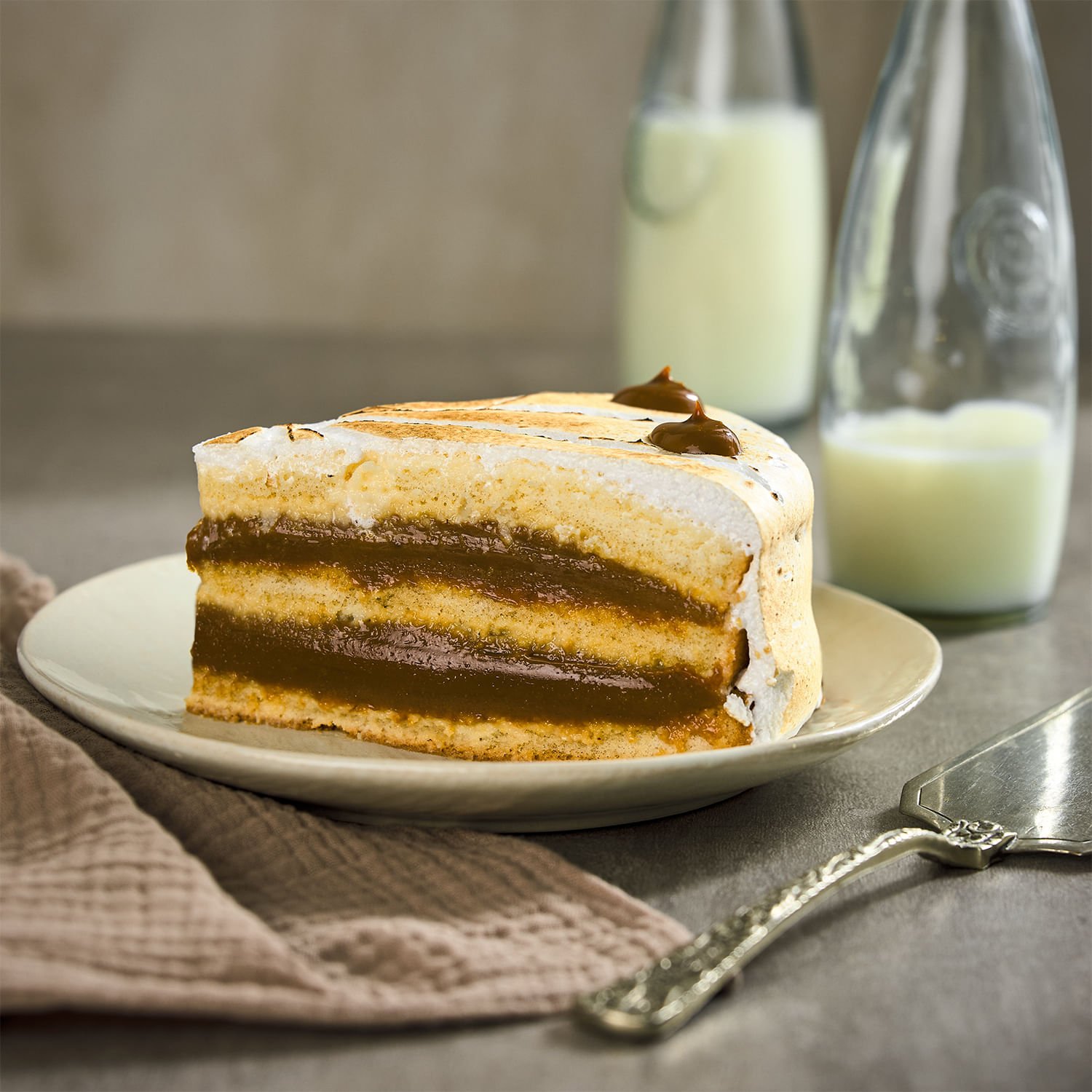 Torta Bizcocho, Cuatro Leches, Dulce Leche y Merengue 15 Porciones - Image 2